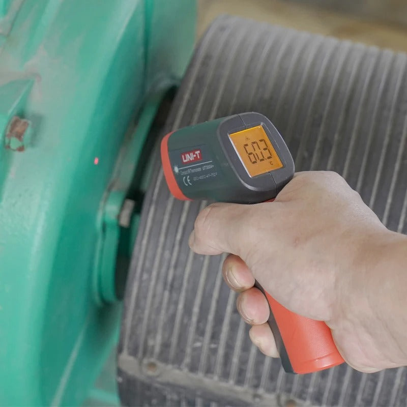 Thermomètre infrarouge UNI-T UT300A+, -20 °C à 400 °C, visée laser, rapport D:S 10:1, écran LCD rétroéclairé, arrêt automatique