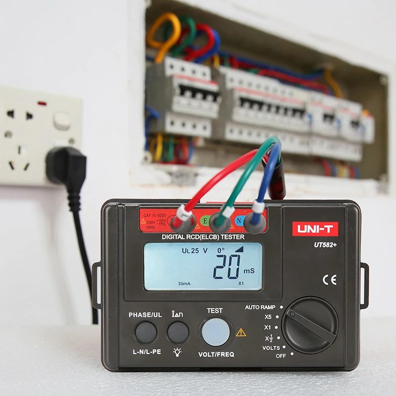 Testeur de disjoncteur différentiel UNI-T UT582+, courant de déclenchement 10-500 mA, temporisation 0-2000 ms, CAT III 300 V, test de rampe automatique, certifié CE