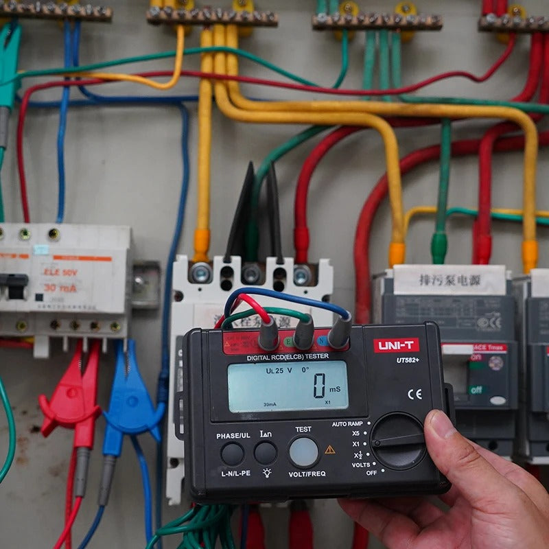 Testeur de disjoncteur différentiel UNI-T UT582+, courant de déclenchement 10-500 mA, temporisation 0-2000 ms, CAT III 300 V, test de rampe automatique, certifié CE