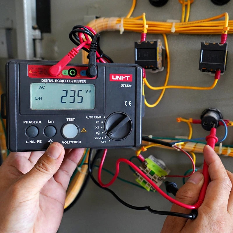 Testeur de disjoncteur différentiel UNI-T UT582+, courant de déclenchement 10-500 mA, temporisation 0-2000 ms, CAT III 300 V, test de rampe automatique, certifié CE