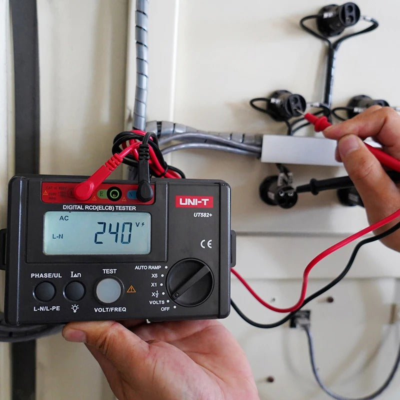 Testeur de disjoncteur différentiel UNI-T UT582+, courant de déclenchement 10-500 mA, temporisation 0-2000 ms, CAT III 300 V, test de rampe automatique, certifié CE