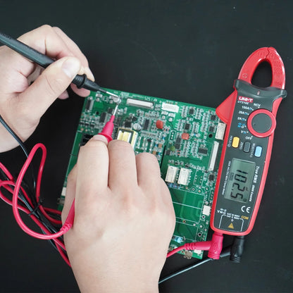 Pince ampèremétrique numérique UNI-T UT216A, 600 A CA, valeur efficace vraie, CAT III 600 V, NCV, 6 000 points, plage automatique, écran LCD rétroéclairé