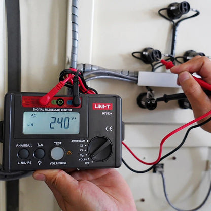 Testeur de disjoncteur différentiel UNI-T UT582+, courant de déclenchement 10-500 mA, temporisation 0-2000 ms, CAT III 300 V, test de rampe automatique, certifié CE